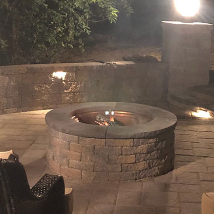 Outdoor fireplace / fire pit